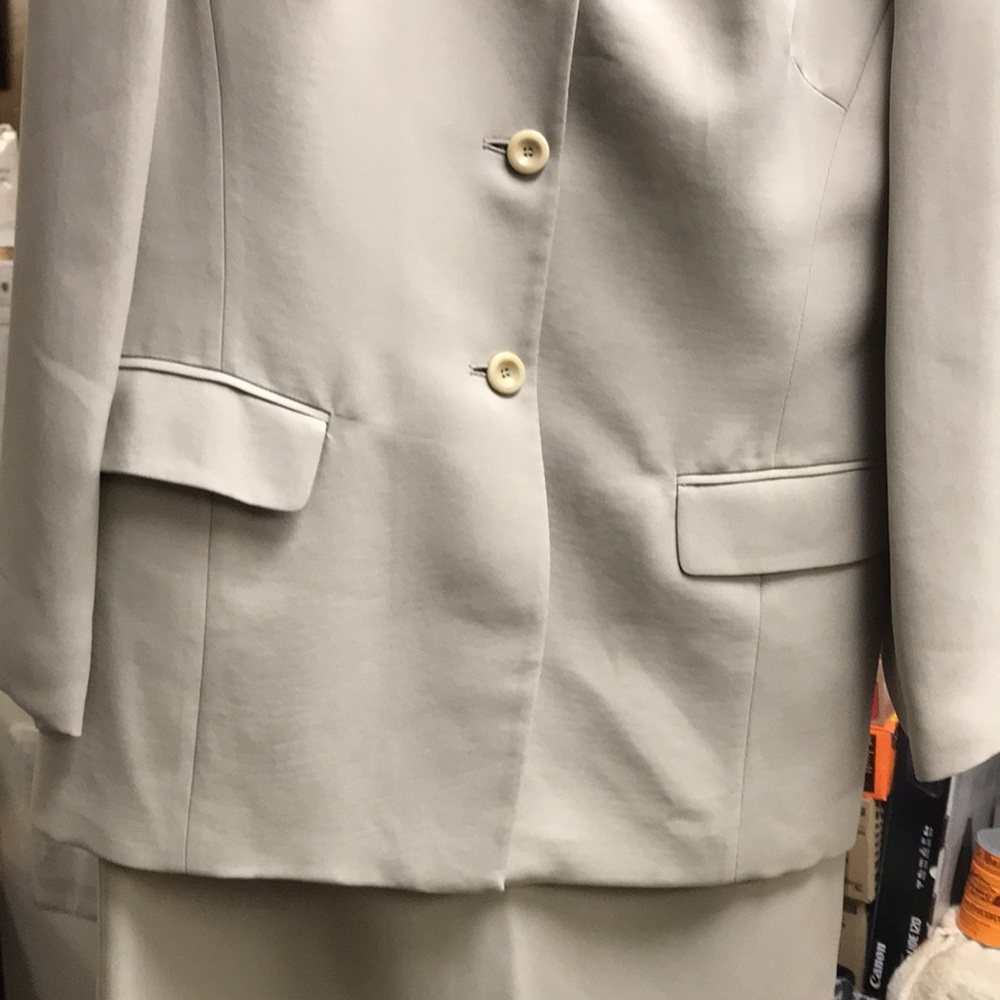 Elegant Beige Women's Suit Set - Picture 5 of 16